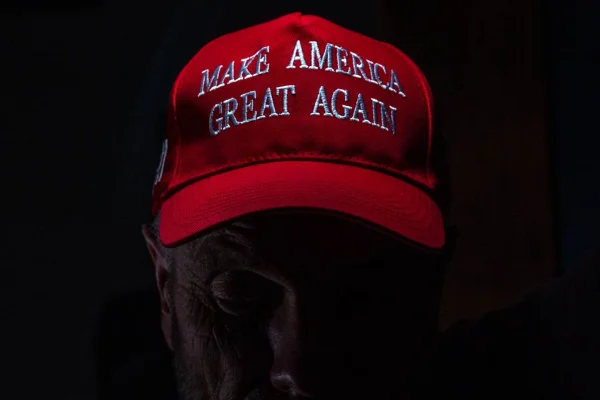 Boné vermelho Make America Great Again, em apoio a Donald Trump - Metrópoles