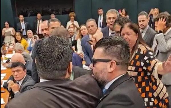 Vídeo: sessão com Lewandowski tem briga de deputados
