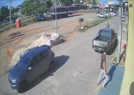 Homem olha para rua