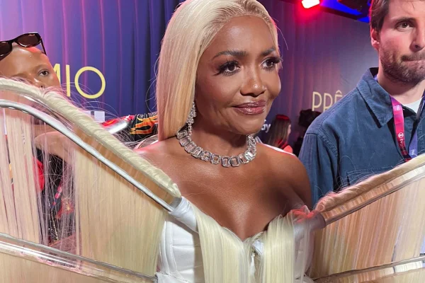 Gaby Amarantos passa sufoco com look inusitado durante premiação