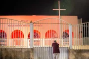 Francisco Mairlon, ao sair da Papuda, parou em frente a igreja para agradecer a liberdade