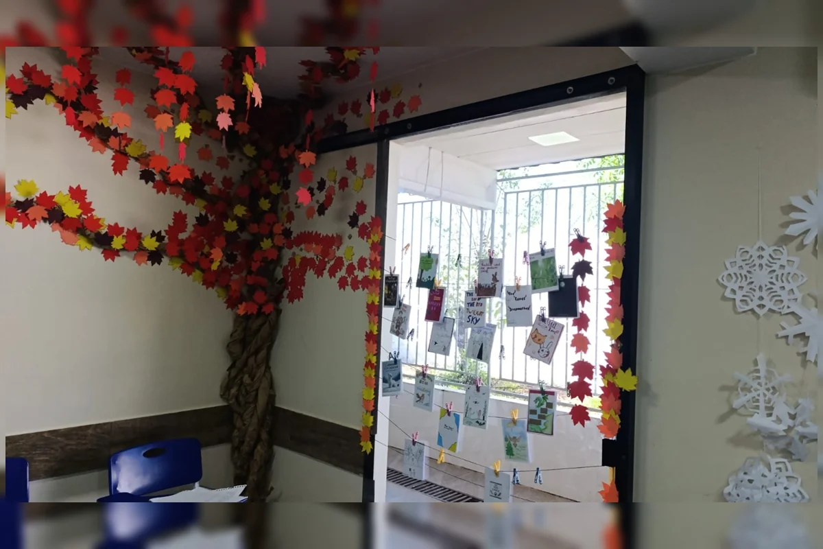Entre turmas de inglês, espanhol, francês e japonês, a escola inteira ficou temática. O grande diferencial foi que todas as apresentações e interações com o público foram feitas na língua que os alunos aprendem no dia a dia Entre turmas de inglês, espanhol, francês e japonês, a escola inteira ficou temática. O grande diferencial foi que todas as apresentações e interações com o público foram feitas na língua que os alunos aprendem no dia a dia