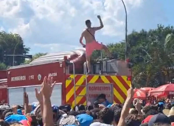 Foto colorida de homem sem camisa e bermuda rosa em cima do caminhão do Corpo de Bombeiros durante bloco da cantora Pabllo Vittar no Ibirapuera, em São Paulo - Metrópoles