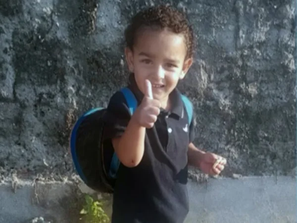 menino sorrindo
