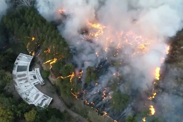 Incêndio em Valinhos, na Serra dos Cocais, São Paulo
