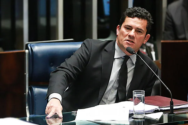 Assessoria diz que Moro entendeu ser possível despachar nas férias