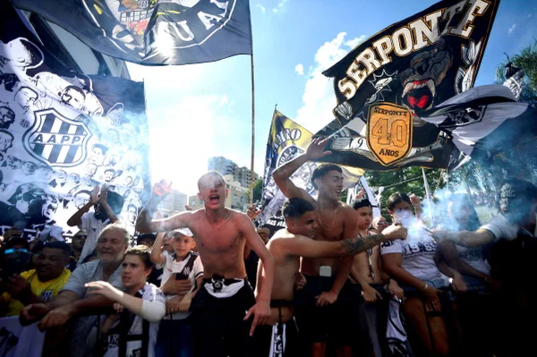 Torcida da Ponte Preta antes da final da Série C do Brasileirão