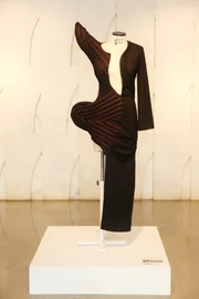 Cada peça aborda a escoliose de uma forma única Cada peça aborda a escoliose de uma forma única