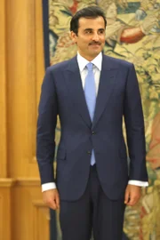 Ele é o emir mais do novo a assumir o comando do Catar, com 33 anos. Atualmente, ele está com 42 anos Ele é o emir mais do novo a assumir o comando do Catar, com 33 anos. Atualmente, ele está com 42 anos