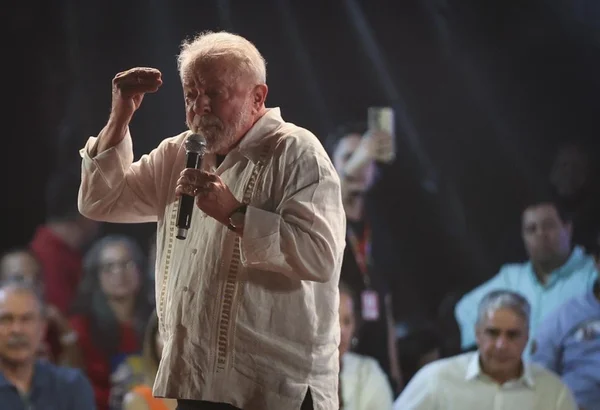 lula durante pronunciamento em Ato público de Lula lota a Cinelândia no Rio de Janeiro