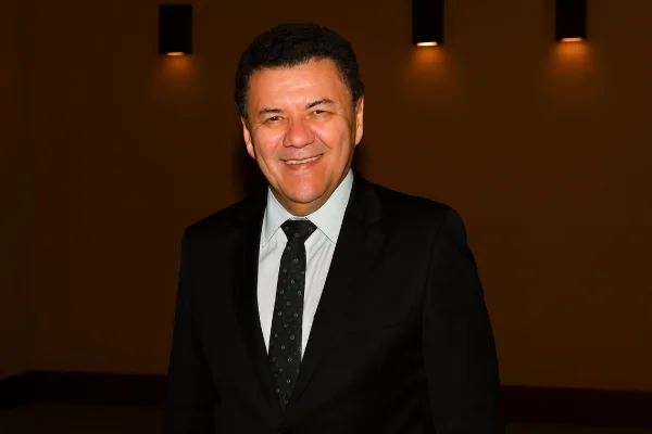 homem de terno foto colorida