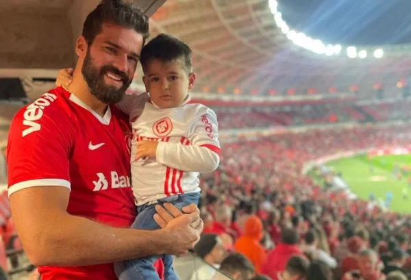 Imagem colorida de Alisson Becker no Beira-Rio para acompanhar a partida contra o Colo Colo