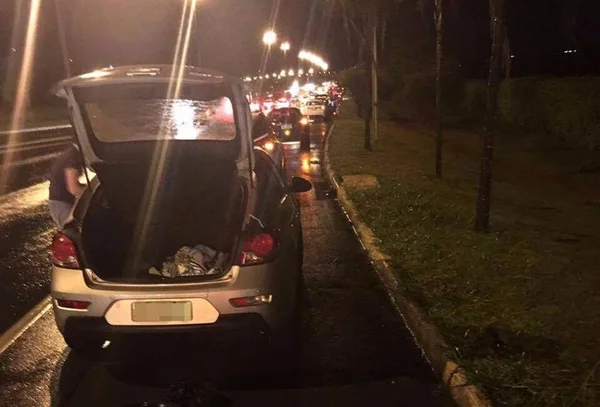 Cratera na Ponte JK causa fila de carros com pneus furados