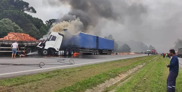 Carreta pega fogo após acidente de trânsito com caminhão em São José dos Pinhais - Metrópoles