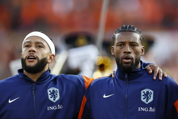 Foto colorida de Wijnaldum e Depay, jogadores da seleção da Holanda - Metrópoles
