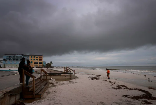 Imagem colorida de praia em dia nublado - Metrópoles