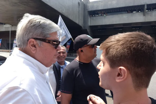 Imagem mostra homem grisalho diante de jovem loiro - Metrópoles