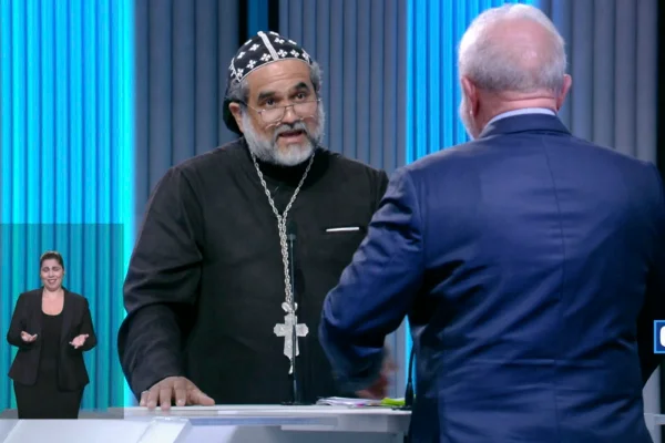 Padre Kelmon Souza e Luiz Inacio Lula da Silva durante debate presidenciaveis eleicoes 2022 TV globo candidatos