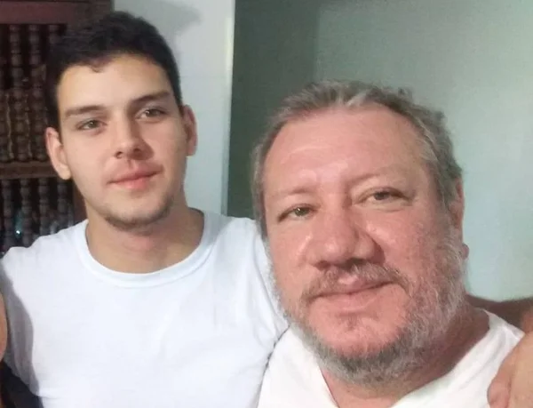 O bombeiro civil Gabriel Lopes, de 22 anos, e o pai dele divaldo Martini Ramos