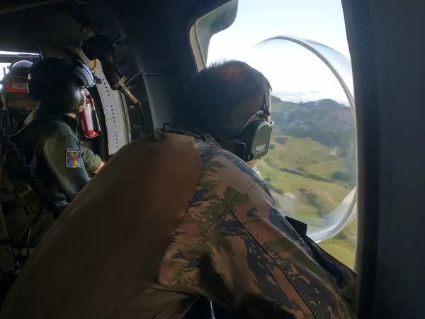 Imagem mostra homens fardados em aeronave nas buscas por helicóptero desaparecido - Metrópoles