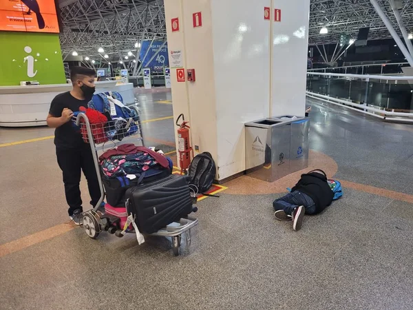 Criança dormindo no chão