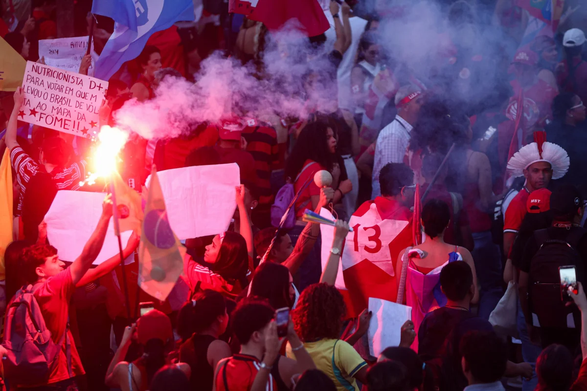 “Soberania e reeleição de Lula”: estudantes fazem ato no Museu da República - imagem 6 “Soberania e reeleição de Lula”: estudantes fazem ato no Museu da República - imagem 6