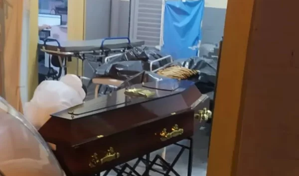 Corpos de vítimas da Covid-19 ficam expostos em UPA de BH