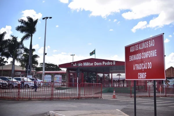 Colégio militar do DF reavalia inclusão de livro após treta com pais