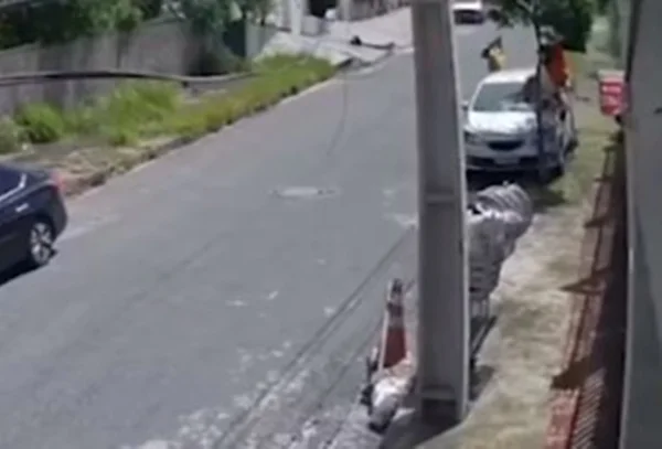 Imagem colorida de carro atropelando gari em Belo Horizonte - Metrópoles