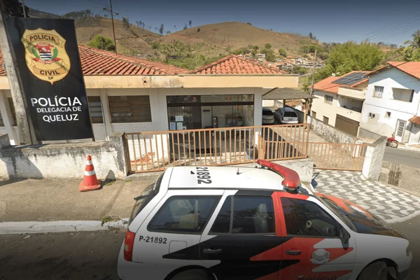 Imagem colorida da fachada de uma delegacia em Areias - Metrópoles