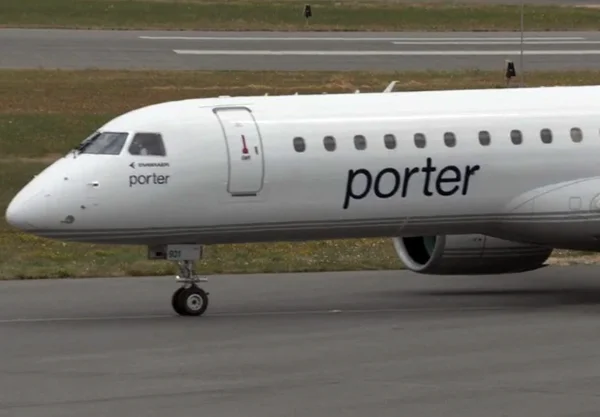 Avião da Porter Airlines antes de voo - Metrópoles