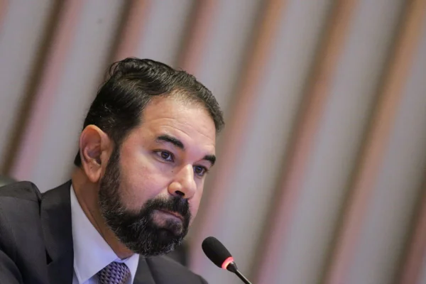 Ex-secretário de Segurança Pública do DF Júlio Danilo na CPI da CLDF fala ao microfone