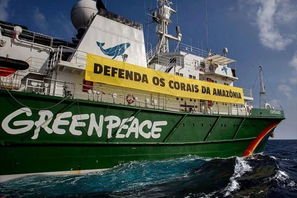 imagem colorida navio rainbow warrior