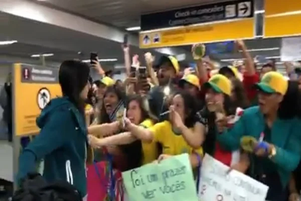 Seleção feminina chega ao Brasil com festa após eliminação no Mundial
