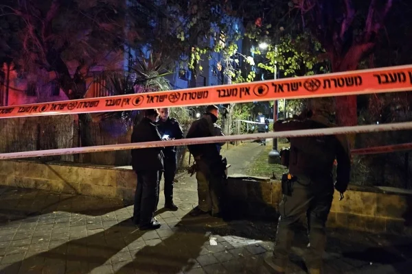 Imagem colorida de policiais em playground atacado por míssil em Israel