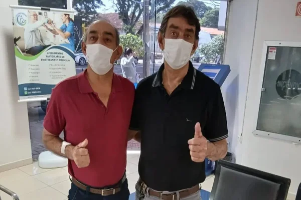 Imagem colorida, irmãos que receberam doação de orgãos do mesmo doador - Metrópoles