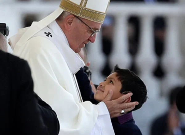Papa canoniza dois pastorinhos de Fátima por milagre em brasileiro