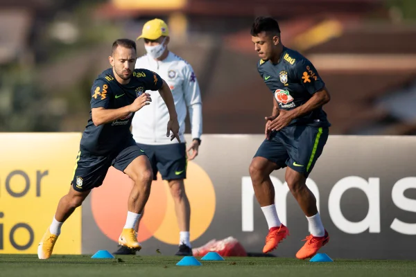 Everton Ribeiro e Gabriel Menino