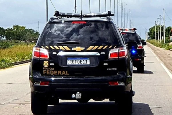 Imagem colorida mostra traseira de carro preto com logotipo da Polícia Federal - Metrópoles