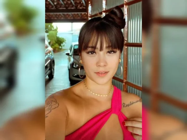 Imagem de mulher branca, com cabelo preto e blusa vermelha - Metrópoles