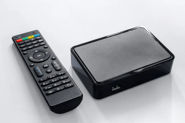 Imagem colorida de TV Box. Operação na Argentina tira do ar serviços piratas no Brasil - Metrópoles
