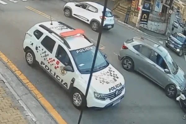 Imagem colorida de uma viatura da PM ao lado de outros carros em uma avenida. motorista foi morto após atropelar bandido - Metrópoles