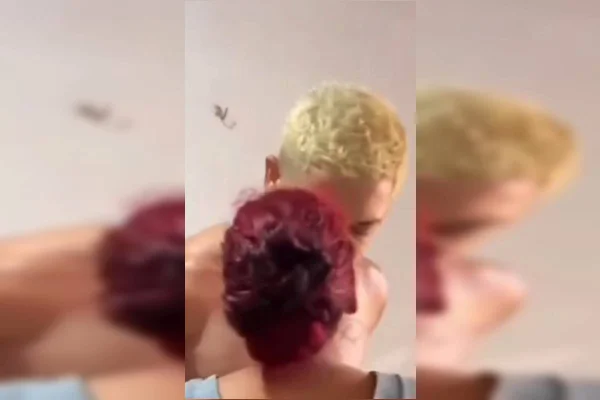 Mulher dá beijo no namorado preso por homicídio, tráfico e roubo