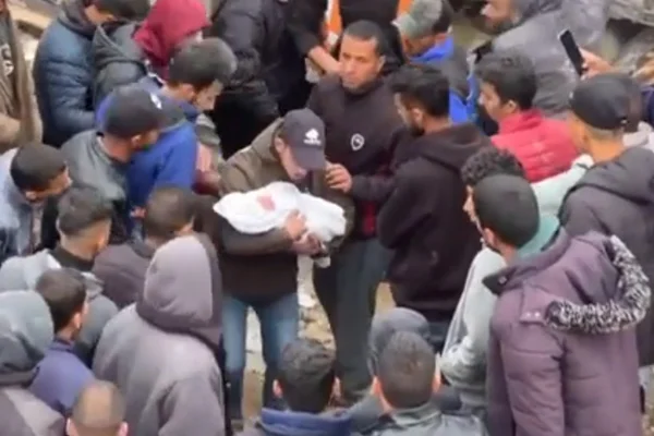 Imagem colorida, Bebê é resgatada sob escombros em Gaza; família morre em ataque aéreo - Metrópoles
