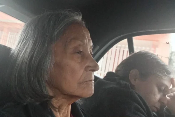 Foto colorida de duas mulheres dentro de veículo.