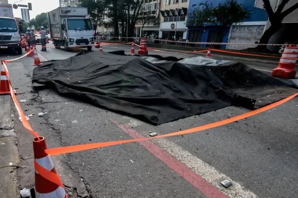 Imagem colorida mostra cratera na Rua da Consolação após explosão ocorrida nesse domingo (1/3) - Metrópoles