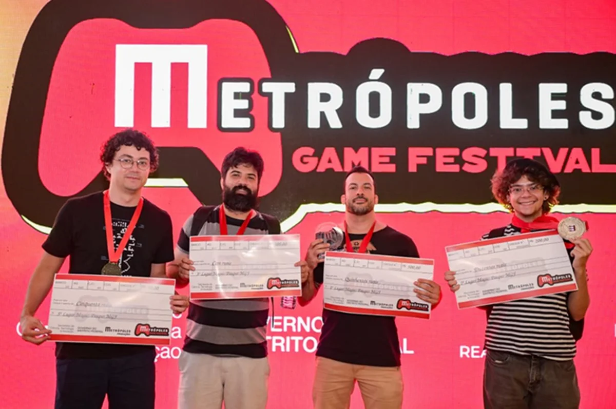 Gabriel Miranda, 5º lugar; Bruno Ribeiro, 3º lugar; Moreno Bloch, 1º lugar; e André Ricardo, 2º lugar, durante a premiação do Magic Pauper MGF, neste domingo (239), no Metrópoles Game Festival, em Brasília Gabriel Miranda, 5º lugar; Bruno Ribeiro, 3º lugar; Moreno Bloch, 1º lugar; e André Ricardo, 2º lugar, durante a premiação do Magic Pauper MGF, neste domingo (239), no Metrópoles Game Festival, em Brasília
