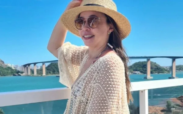 Imagem colorida da fisioterapeuta Flávia Rezende, que morreu de embolia pulmonar durante um voo - Metrópoles