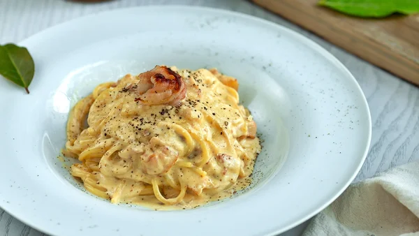 Foto colorida de macarrão cremoso em prato