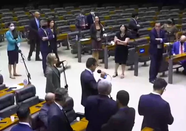 Câmara: deputadas batem boca no plenário por causa de Daniel Silveira